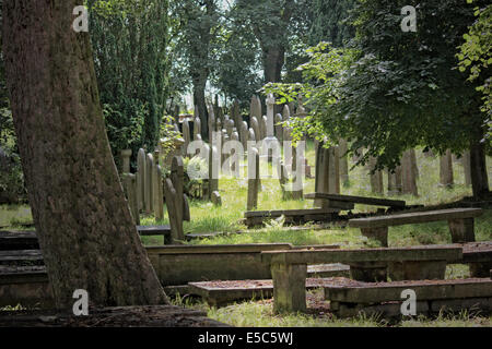 Il cimitero di Bronte la chiesa di San Michele e tutti gli angeli in Haworth Yorkshire Regno Unito Foto Stock