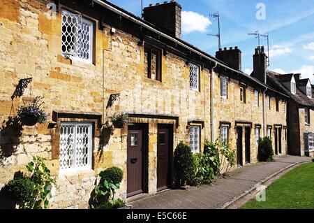 Fila di case lungo High Street, Chipping Campden, il Costwolds, Gloucestershire, Inghilterra, Regno Unito, Europa occidentale. Foto Stock