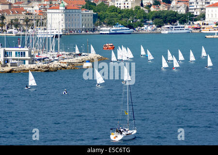 Piccole derive con Split, porta marina, & waterfront al di là di Dalmazia Croazia Mare Adriatico Foto Stock