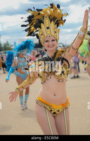 Londra, Regno Unito. 27 Luglio, 2014. Carnevale ballerina di Samba dal Paraiso Scuola di Samba parade presso la Queen Elizabeth Olympic Park. Foto da vedere/Alamy Live News Foto Stock