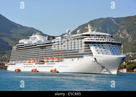 Regal Princess nave da crociera ancorato vicino alla città di Kotor con navi scialuppa di salvataggio offerte a fianco di traghetti passeggeri al molo della città di Montenegro Europa Foto Stock