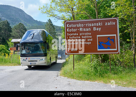 Tour in pullman della nave da crociera dal porto di Cattaro escursione nel Parco Nazionale di Lovćen sulla stretta strada di montagna passando il cartello marrone con le informazioni turistiche Montenegro Foto Stock