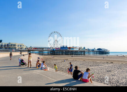 La spiaggia e il Molo Centrale nel tardo pomeriggio, il Golden Mile, Blackpool, Lancashire, Regno Unito Foto Stock