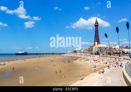 View from Central Pier towards North Pier and Blackpool Tower, The Golden Mile, Blackpool, Lancashire, UK Foto Stock