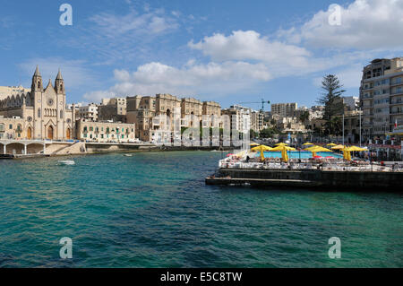 Balluta Bay, la chiesa di Nostra Signora del Monte Carmelo a sinistra a Sliema Malta Foto Stock