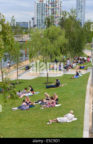 Queen Elizabeth Olympic Park, London, Regno Unito. Il 27 luglio 2014. 'Marking il punto a metà strada tra Londra e Rio Olimpiadi, il grande carnevale britannica creerà un evento fantastico di danza, musica infettiva, prestazioni e costume che tutta la famiglia può godere di' le persone godono di un pic-nic sul prato all odierna speciale evento gratuito, il Great British carnevale di Stratford. Credito: Matteo Chattle/Alamy Live News Foto Stock