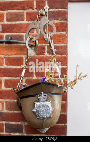 Appendere cesto fiorito @ Twickenham stazione di polizia in London Metropolitan incontrato poliziotto del casco hat, cap & badge bracciali a mano il bracciale Foto Stock