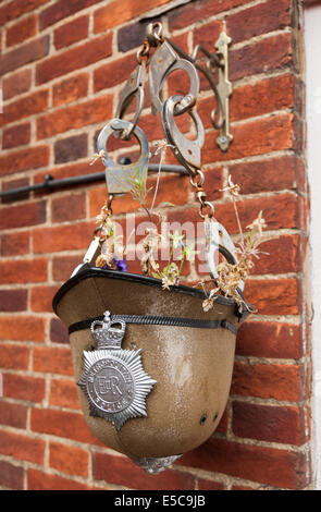 Appendere cesto fiorito @ Twickenham stazione di polizia in London Metropolitan incontrato poliziotto del casco hat, cap & badge bracciali a mano il bracciale Foto Stock