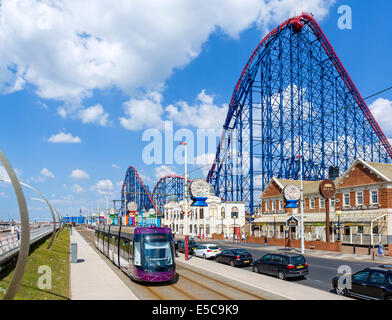 Il tram sul lungomare di fronte al Big One ottovolante a Pleasure Beach parco divertimenti, Blackpool, Lancashire, Regno Unito Foto Stock