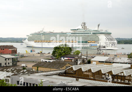 SOUTHAMPTON, Regno Unito 31 maggio 2014: Il Royal Caribbean Cruise Ship indipendenza dei mari di lasciare il porto di Southampton. Foto Stock