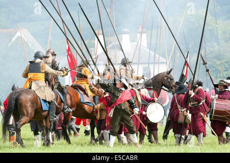 Marlborough, Regno Unito. Il 27 luglio 2014. La guerra civile inglese la società si rievoca la Battaglia di Marlborough sul comune. Credito: Graham M. Lawrence/Alamy Live News. Foto Stock