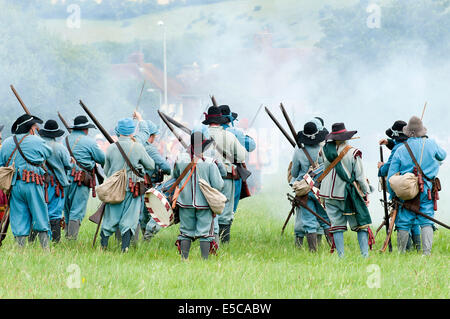 Marlborough, Regno Unito. Il 27 luglio 2014. La guerra civile inglese la società si rievoca la Battaglia di Marlborough sul comune. Credito: Graham M. Lawrence/Alamy Live News. Foto Stock