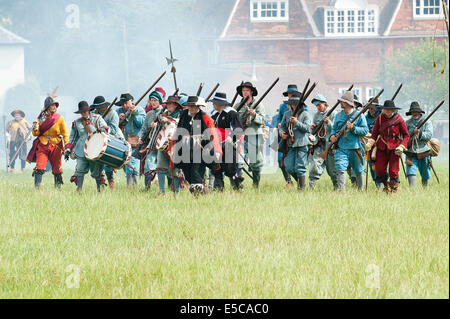 Marlborough, Regno Unito. Il 27 luglio 2014. La guerra civile inglese la società si rievoca la Battaglia di Marlborough sul comune. Credito: Graham M. Lawrence/Alamy Live News. Foto Stock