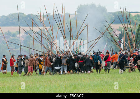 Marlborough, Regno Unito. Il 27 luglio 2014. La guerra civile inglese la società si rievoca la Battaglia di Marlborough sul comune. Credito: Graham M. Lawrence/Alamy Live News. Foto Stock