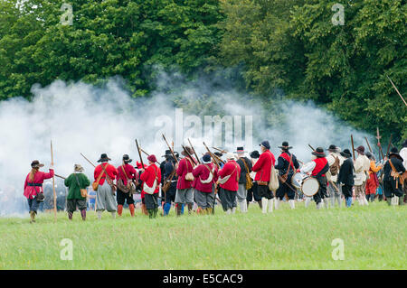 Marlborough, Regno Unito. Il 27 luglio 2014. La guerra civile inglese la società si rievoca la Battaglia di Marlborough sul comune. Credito: Graham M. Lawrence/Alamy Live News. Foto Stock