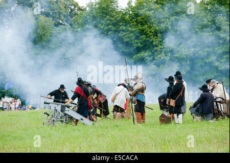 Marlborough, Regno Unito. Il 27 luglio 2014. La guerra civile inglese la società si rievoca la Battaglia di Marlborough sul comune. Credito: Graham M. Lawrence/Alamy Live News. Foto Stock