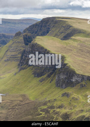 Vista da Quiraing guardando verso sud lungo Trotternish Ridge che mostra le torreggianti dirupi di Bioda Buidhe, Isola di Skye, Scotland, Regno Unito Foto Stock