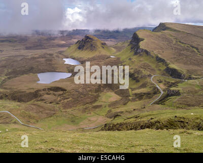 Vista da Quiraing guardando verso sud lungo Trotternish Ridge con il Loch Leum na Liurginn e placchetta di seguito, Isola di Skye, Scotland, Regno Unito Foto Stock