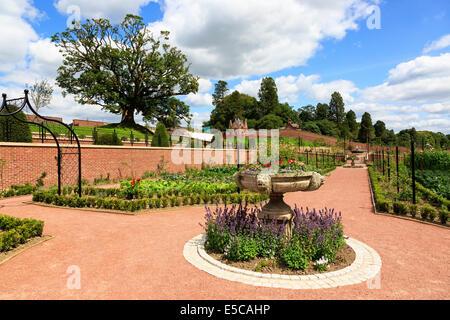 Vista del giardino murato a Dumfries House, Cumnock, Ayrshire, in Scozia, Regno Unito. Foto Stock