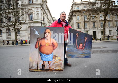 Artista turco Kaya Mar la presentazione delle opere al di fuori di Downing Street Londra Foto Stock