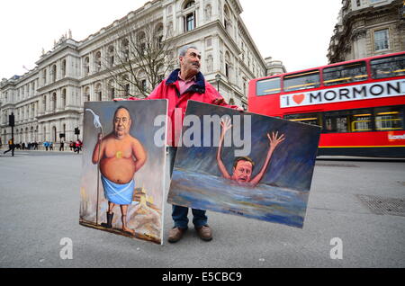 Artista turco Kaya Mar la presentazione delle opere al di fuori di Downing Street Londra Foto Stock