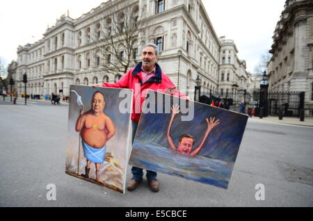 Artista turco Kaya Mar la presentazione delle opere al di fuori di Downing Street Londra Foto Stock