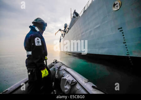 Belfast, Irlanda del Nord. 26/07/2014 - Un Royal Navy sailor sorge a prua di un pacifico nervatura 28 man mano che si avvicina il dispositivo HMS Duncan. Credito: Stephen Barnes/Alamy Live News Foto Stock