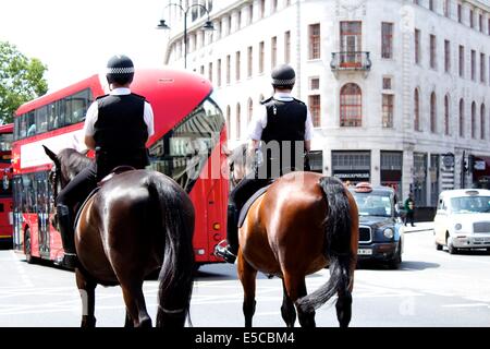 Due ufficiali della polizia a cavallo Foto Stock