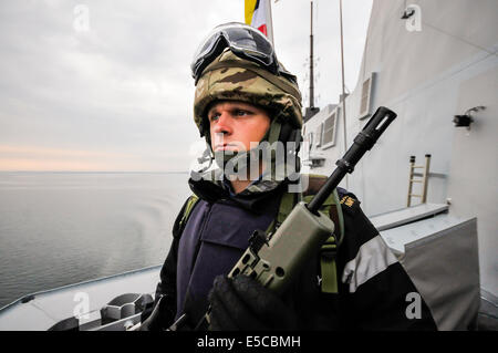 Belfast, Irlanda del Nord. 26/07/2014 - Sailor armati con un SA-80 fucile da assalto sta di guardia sul tipo 45 cacciatorpediniere HMS Duncan, come lei arriva nella sua città di adozione di Belfast per una visita di 3 giorni. Credito: Stephen Barnes/Alamy Live News Foto Stock