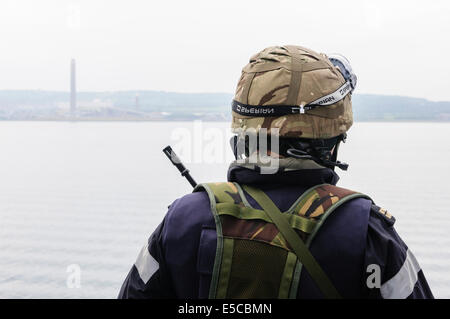 Belfast, Irlanda del Nord. 26/07/2014 - Sailor armati con un SA-80 fucile da assalto sta di guardia sul tipo 45 cacciatorpediniere HMS Duncan, come shearrives nella sua città di adozione di Belfast per una visita di 3 giorni. Credito: Stephen Barnes/Alamy Live News Foto Stock