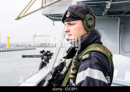 Belfast, Irlanda del Nord. 26/07/2014 - Sailor armati con un SA-80 fucile da assalto sta di guardia sul tipo 45 cacciatorpediniere HMS Duncan, come lei arriva nella sua città di adozione di Belfast per una visita di 3 giorni. Credito: Stephen Barnes/Alamy Live News Foto Stock