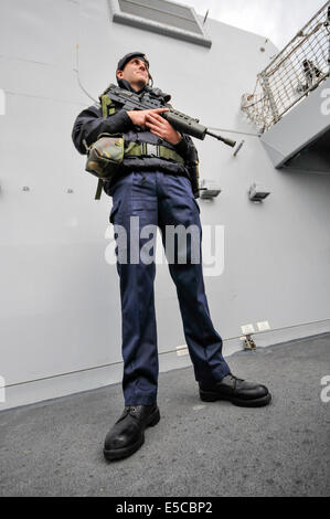 Belfast, Irlanda del Nord. 26/07/2014 - Sailor armati con un SA-80 fucile da assalto sta di guardia sul tipo 45 cacciatorpediniere HMS Duncan, come shearrives nella sua città di adozione di Belfast per una visita di 3 giorni. Credito: Stephen Barnes/Alamy Live News Foto Stock