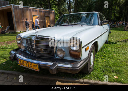 Varsavia, Polonia. 27 Luglio, 2014. Mercedes-Benz W114 280 C durante la mercedes auto d'epoca mostrano in Mercedes Station bar a Varsavia in Polonia Credito: kpzfoto/Alamy Live News Foto Stock