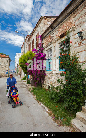 Scena di strada del centro storico di case in pietra İzmir Foça Turchia Foto Stock