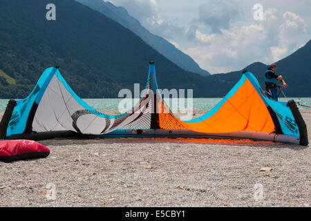 Il LAGO DI SANTA CROCE, Italia - 13 luglio 2014: un pendolamento kite giacente su una spiaggia in riva al lago di Santa Croce Foto Stock