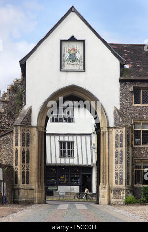 Il Erpingham Gate, una c1420-35 gateway di fronte al fronte ovest di Norwich Cathedral Foto Stock