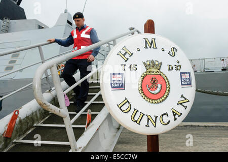 Belfast, Irlanda del Nord. 26/07/2014 - La più recente nave della Royal Navy, tipo 45 cacciatorpediniere HMS Duncan, arriva nella sua città di adozione di Belfast per una visita di 3 giorni. Credito: Stephen Barnes/Alamy Live News Foto Stock
