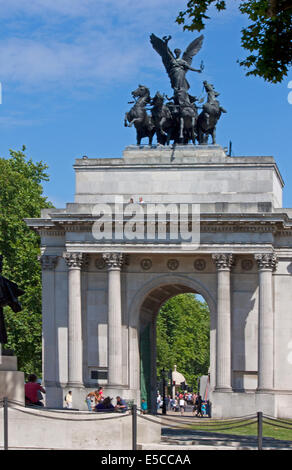 Wellington Arch a Hyde Park Corner, Londra, progettato da Decimus Burton. Sormontata dalla statua di bronzo per grandezza in Europa. Foto Stock