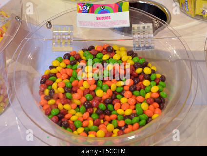 Interno della IT'SZUCCHERO store su Broadway in Greenwich Village. Un display di birilli candy in vendita dall'oncia. Foto Stock