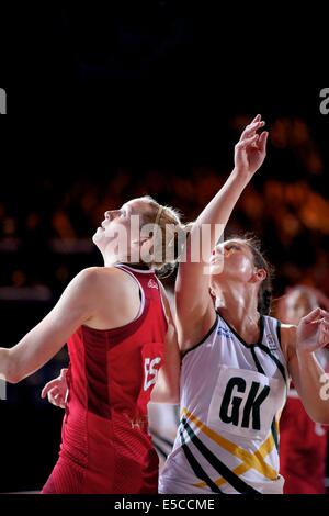 Glasgow, Scotland, Regno Unito. Il 27 luglio 2014. Giochi del Commonwealth il giorno 4. Netball - Inghilterra v Sud Africa nel turno preliminare della concorrenza. In Inghilterra ha vinto 41-35. Credito: stili di Neville/Alamy Live News Foto Stock