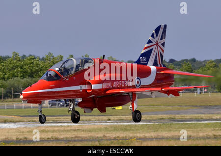 Le frecce rosse BAe Hawk T1 rolling out dopo lo sbarco a Farnborough Airshow 2014 Foto Stock