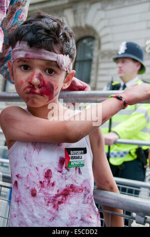 I bambini a Londra dimostrazione dove migliaia di protesta contro gli attacchi israeliani su Gaza Luglio 26 2014 Foto Stock