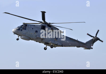 EHI EH-101 Merlin HM1 elicottero azionato dalla Royal Navy sulla rotta di avvicinamento per l'atterraggio a Farnborough Airshow 2014 Foto Stock
