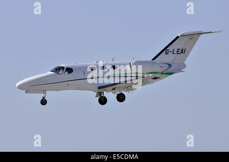 Cessna Citation Mustang jet privato sulla rotta di avvicinamento per l'atterraggio a Londra aeroporto di Farnborough, Regno Unito Foto Stock