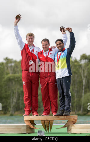 Glasgow, Scozia. 27 Luglio, 2014. Glasgow Giochi del Commonwealth. Riprese a Barry Buddon tiro con la carabina, giorno 4. Mens Double Trap Medal Match. L'Inghilterra del Steven Scott e Matteo il francese ha portato a casa oro e argento rispettivamente. Asab Mohd dall'India ha preso il bronzo. Credito: Azione Sport Plus/Alamy Live News Foto Stock