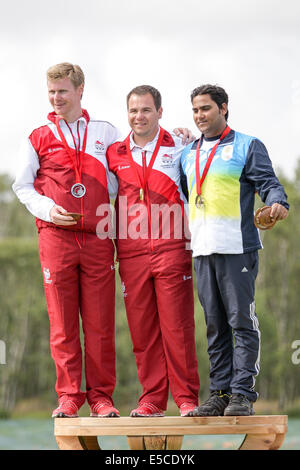 Glasgow, Scozia. 27 Luglio, 2014. Glasgow Giochi del Commonwealth. Riprese a Barry Buddon tiro con la carabina, giorno 4. Mens Double Trap Medal Match. L'Inghilterra del Steven Scott e Matteo il francese ha portato a casa oro e argento rispettivamente. Asab Mohd dall'India ha preso il bronzo. Credito: Azione Sport Plus/Alamy Live News Foto Stock