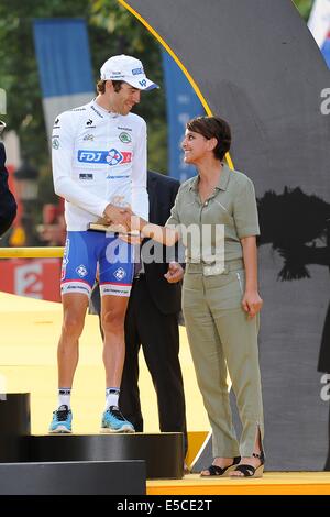 Parigi, Francia. 27 Luglio, 2014. Evry a Champs Elysees, Parigi, Francia. Stadio 21 e ultima tappa del Tour de France di ciclismo. Thibault Pinot con Najat Vallaud Belkacem Credit: Azione Plus immagini di sport/Alamy Live News Foto Stock