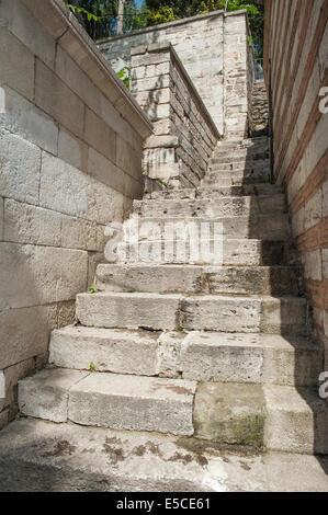 Primo piano i dettagli del set di vecchio di gradini di pietra contro la parete Foto Stock