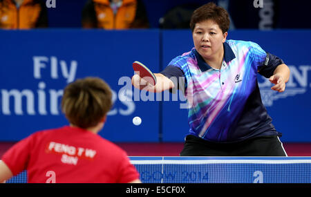 Glasgow, Scotland, Regno Unito. 27 Luglio, 2014. La Malaysia ha Beh Lee Wei compete durante le donne squadra finale di ping pong contro Feng Tianwei di Singapore al 2014 Glasgow Giochi del Commonwealth in Scotstoun Campus sportivo a Glasgow in Scozia il 27 luglio 2014. Beh Lee Wei perso la partita 0-3. Credito: Han Yan/Xinhua/Alamy Live News Foto Stock