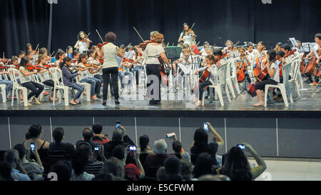 I giovani studenti di eseguire a Eshkol Consiglio Regionale. Un concerto philharmonic composta da studenti di terza classe di alta scuola Foto Stock